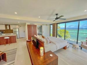 科罗雷乌毛伊岛棕榈酒店的一间卧室配有一张床,厨房享有美景。