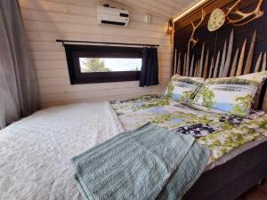 库萨莫ReindeerNook的一间卧室配有一张木墙床