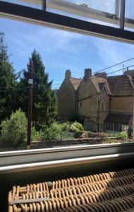布里德波特The Victorian House的从火车窗户欣赏旧房子的景色