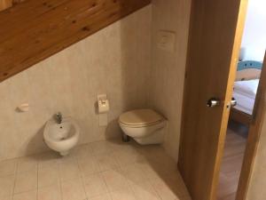 福尔加里亚Park Hotel Miramonti的一间带卫生间和坐浴盆的小浴室