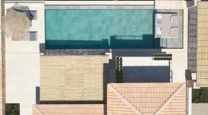 苏卡雷斯Epiphany Villas Lefkada的享有游泳池和建筑物的空中景致