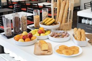 维特罗勒马赛普罗旺斯区机场基里亚德酒店的一张桌子,放着各种食物