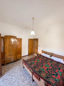 BarigazzoCasa rosa sull'appennino tosco emiliano的一间卧室配有一张床和木制橱柜