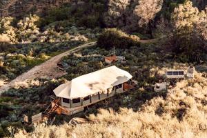 蒙塔古Wolwehoek Private Reserve的帐篷享有房屋的空中景致