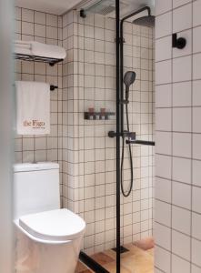 香港翡格酒店的一间带卫生间和淋浴的浴室