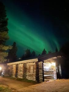 萨利色尔卡Kelo / Lapland, Saariselkä的一座古老的小木屋,拥有天空的北极光