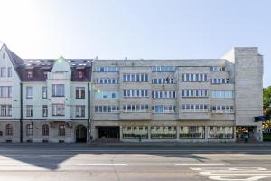 塔林Bright Residences in Tallinn Center by EasyRentals的街道拐角处的大建筑