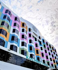 古晋Kuching Park Hotel的一座建筑,拥有色彩缤纷的外墙,背景是天空