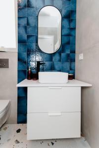 克卢日-纳波卡Evo Residence Migdalului的浴室设有白色水槽和镜子