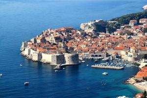 杜布罗夫尼克Apartments by the sea Dubrovnik - 18908的水面上的一个岛屿上城镇的空中景观
