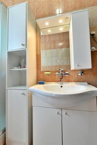 SaborskoIvana的浴室设有白色水槽和镜子