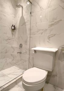 古晋Kuching Park Hotel的白色的浴室设有卫生间和淋浴。