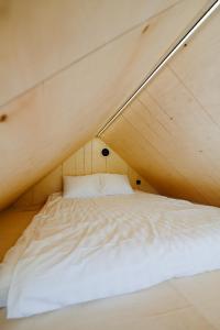 库雷萨雷Unique Tiny House at Saaremaa Golf & Country Club的房间里的帐篷里的一张床位