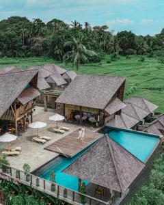 乌布Tejaprana Bisma - CHSE Certified的享有带游泳池的度假村的空中景致
