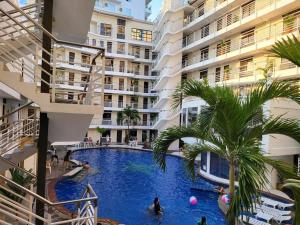 安吉利斯Kandi Resort-type Spacious 1 BR with Netflix and free Housekeeping的大楼中央的大型游泳池