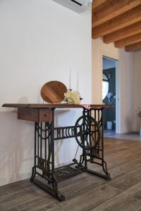 帕尔马诺瓦Casale San Pietro的一张桌子,上面有木头