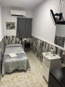 特拉萨马德里大道旅馆餐厅的小房间设有床和水槽