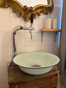 MelleOstello Antagonisti的浴室内的盥洗盆和镜子