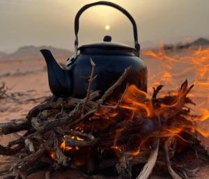 瓦迪拉姆Wadi Rum nature的 ⁇ 火上方的茶壶