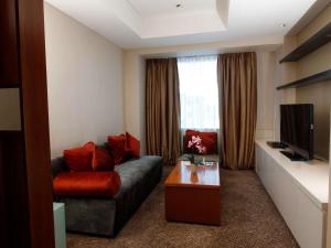 巴厘巴板巴厘巴班诺富特酒店的带沙发和电视的客厅