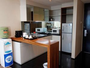 巴厘巴板巴厘巴班诺富特酒店的厨房配有柜台和冰箱。