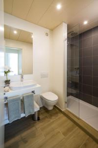 塔拉法尔Oasis Tarrafal Alfandega Suites的浴室配有卫生间、盥洗盆和淋浴。