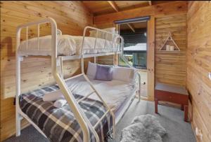 布勒山AALFOR LODGE - Luxury Cabin with Spa & Cinema!的小木屋内一间卧室配有两张双层床