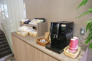 东京Rose Stay Tokyo Shiba Park的一个带咖啡壶的柜台和篮子
