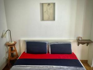 柏林2-Zimmer-Apartment "Monbijou" am Hackeschen Markt的一间卧室配有一张带红色和黑色毯子的床
