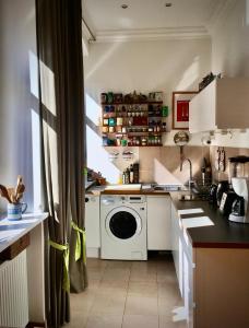 柏林2-Zimmer-Apartment "Monbijou" am Hackeschen Markt的一间厨房,在房间内配有洗衣机和烘干机
