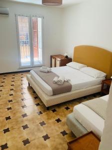 巴勒莫Bonorum Santa Sofia的一间卧室设有两张床,铺有木地板