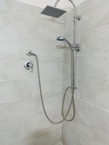 巴勒莫Bonorum Santa Sofia的浴室内配有淋浴和头顶淋浴
