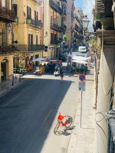 巴勒莫Bonorum Santa Sofia的停在街道边的一辆红色自行车