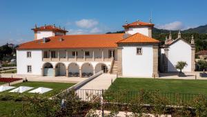 阿尔库什迪瓦尔德维什Solar do Requeijo by Luna Hotels & Resorts的一座白色的大建筑,有橙色的屋顶