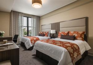 布朗克斯歌剧院酒店的酒店客房配有两张床和一张书桌