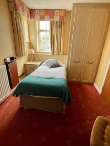 达宁顿堡多宁顿庄园酒店的一间小卧室,配有床和窗户