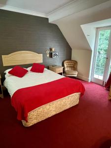 达宁顿堡多宁顿庄园酒店的一间卧室配有一张带红色毯子的大床