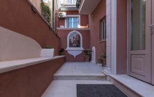 扎金索斯镇Capolavoro Suites的墙上有雕像的建筑的空走廊