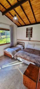 新弗里堡Chácara Brisa Do Rio的一间卧室设有两张床和窗户。