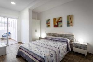 穆尔西亚Nuevo apartamento en bahia de mazarron的卧室配有一张床,墙上挂有两幅画