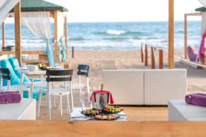 锡德Sentido Kamelya Selin Luxury Resort & SPA的海滩上一张带一盘食物的桌子