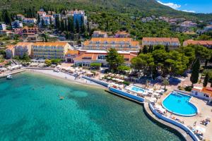 察夫塔特Remisens Hotel Epidaurus-All inclusive的享有海滩空中美景和度假胜地