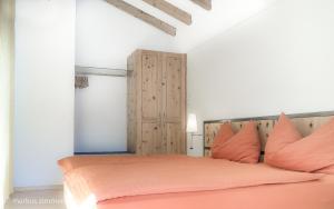 采尔马特马里兰德公寓的一间卧室配有带橙色枕头的大型橙色床