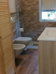 拉帕洛La conchiglia的浴室配有卫生间、浴缸和水槽。