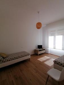 拉帕洛La conchiglia的白色的客房配有两张床和电视。