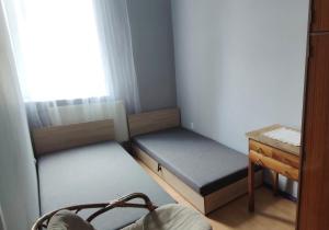 波兹南Tanie Spanie przy City Park - Zameldowanie Bezobsługowe -的小房间设有两张床和窗户
