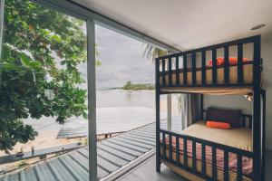 苏梅岛Chill Inn Lamai Hostel & Beach Cafe的船上的一张双层床,享有水景