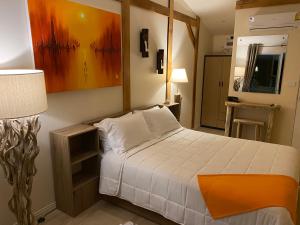 班邦宝Nam Jai Beach - Sunset的一间卧室配有一张床和一盏灯