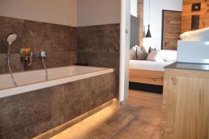 费斯Hotel Cores的一间位于床边的带浴缸的浴室