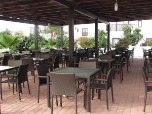 圣玛丽亚BCV - Private Apartments Dunas Resort 1 & 2 Beds的庭院里一组桌椅